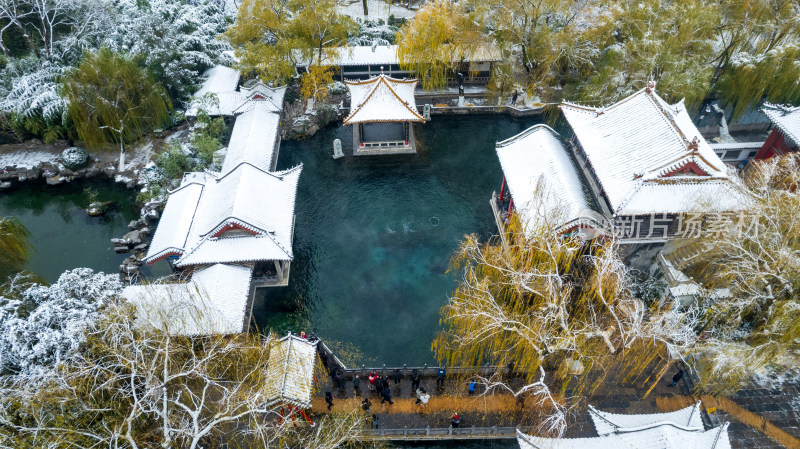 山东济南趵突泉泉水雾气雪景航拍