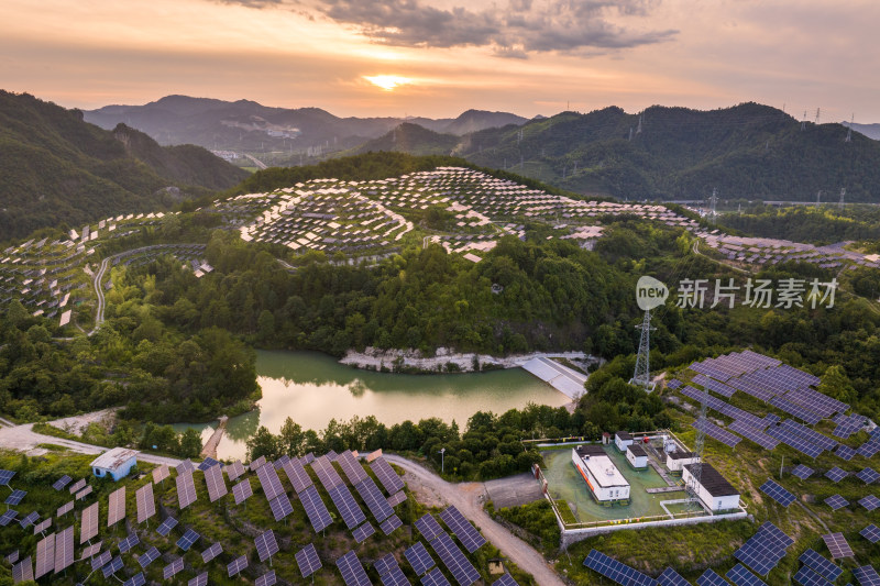 夕阳下山上的光伏