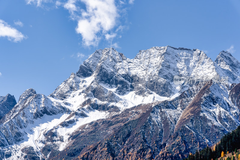 四川四姑娘山双桥沟景区秋天的雪山美景