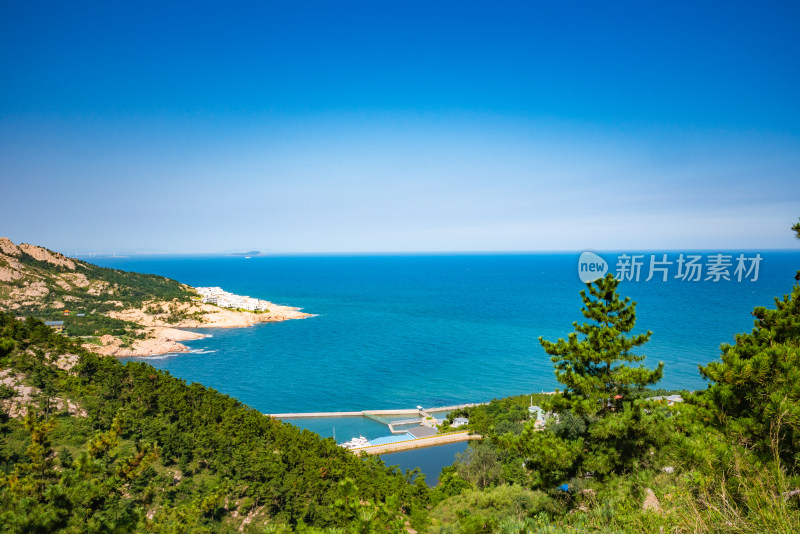 蓝天白云下天空海岸线自然风景