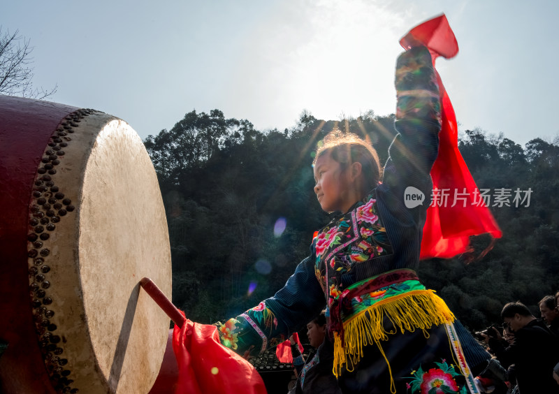 湖南湘西吉首德夯苗寨非遗苗鼓表演