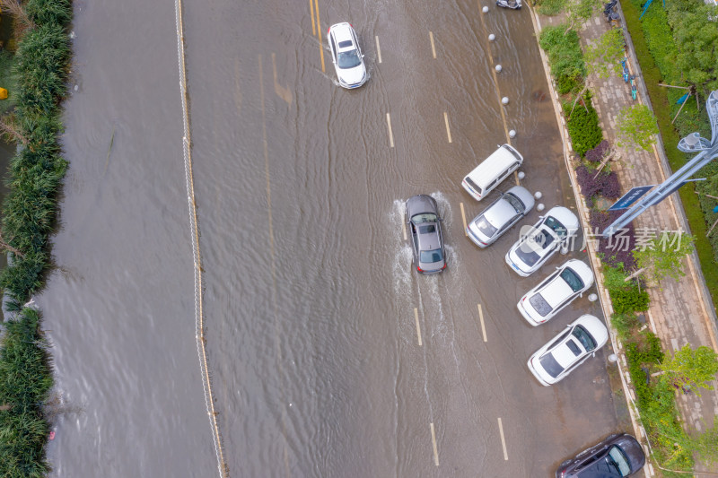 雨后积水的城市道路