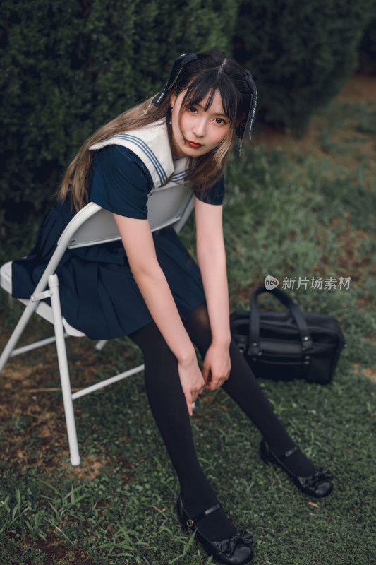 在户外穿着深蓝色JK制服的少女