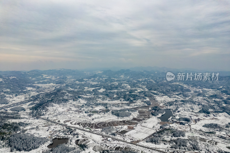 山川丘陵农田冬天雪景航拍图