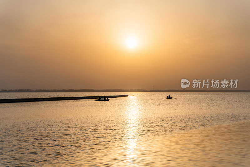 海边水面夕阳宁静浪漫