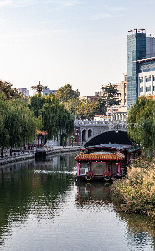 济宁老运河越河河道桥梁城市建筑倒影景观