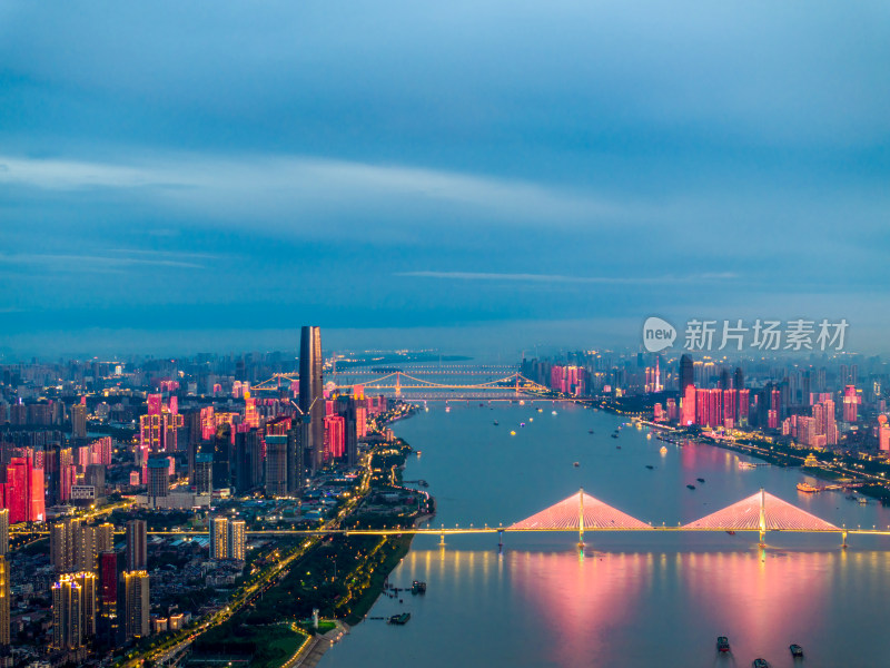 航拍夏季日落大雾中的武汉城市天际线风光