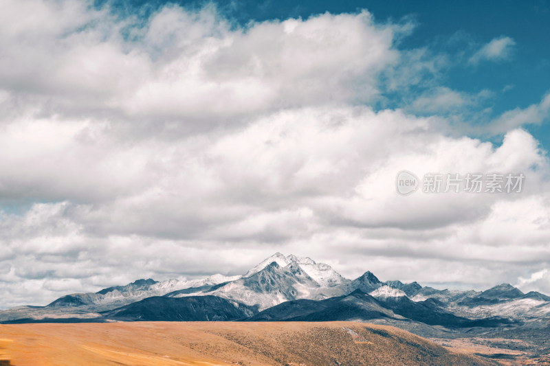 川西塔公草原秋色贡嘎雪山旅游美景