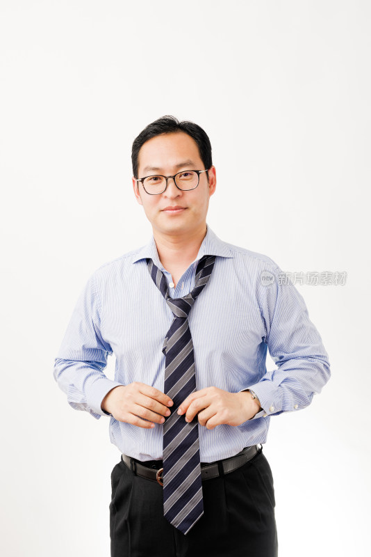 白色背景系领带的亚洲男士