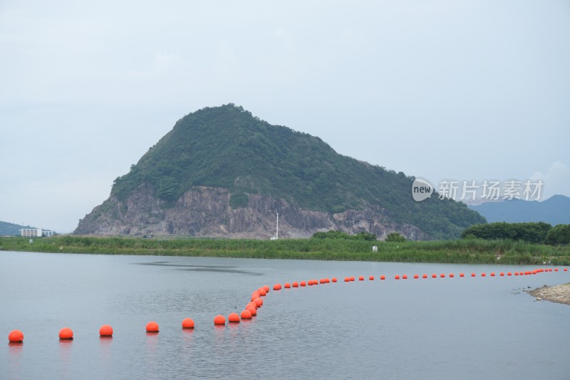 远山和湖泊背景