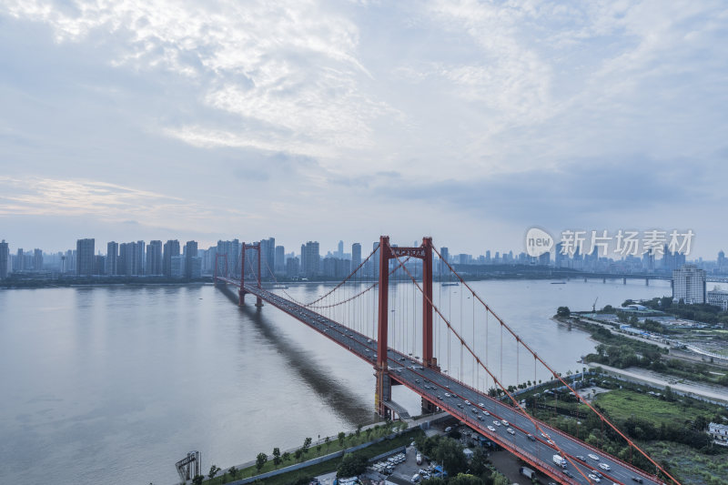 城市中横跨河流的红色大桥全景