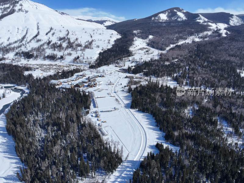 新疆阿勒泰喀纳斯雪景神仙湾晨雾雪山森林