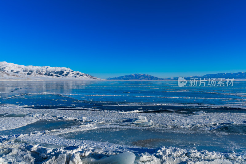 新疆冬季赛里木湖雪景雪山冰湖蓝冰日照金山