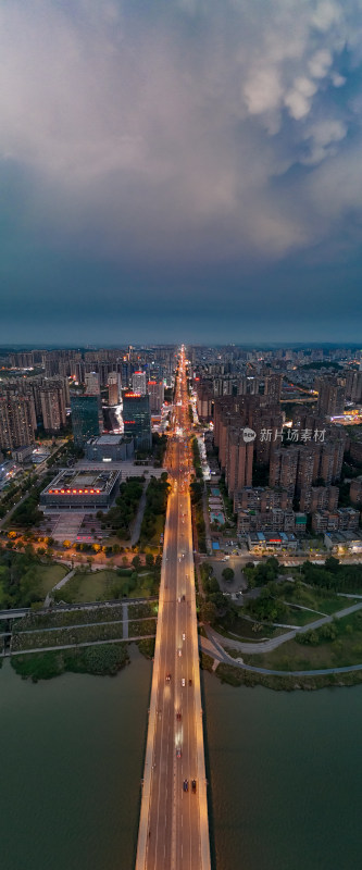 内江城市夜景交通竖拍全景图