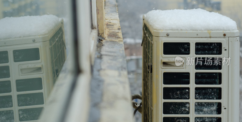 被大雪覆盖的空调