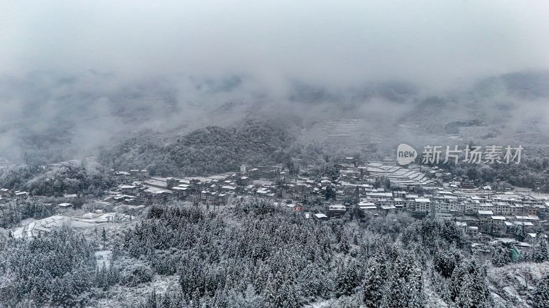 重庆酉阳：大雪纷飞赏雪忙