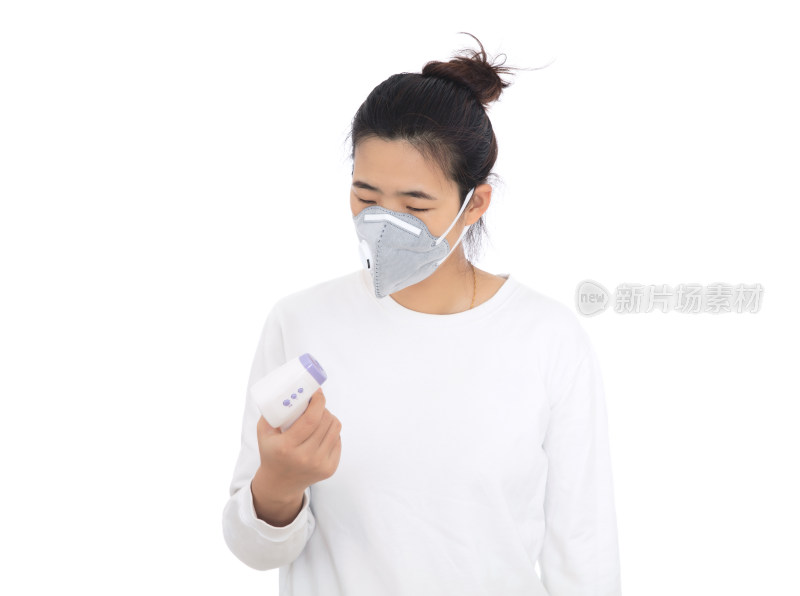 疑似发热的女患者给自己量体温