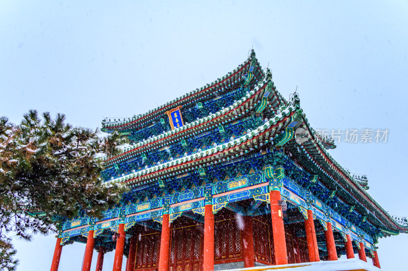 北京景山公园雪中万春亭