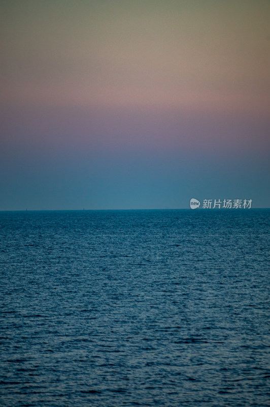 山东烟台东山栈桥海上日出前的朝霞景观