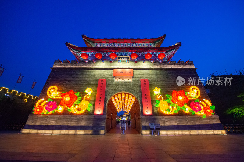 日照莒国古城夜景中式古建筑灯笼装饰