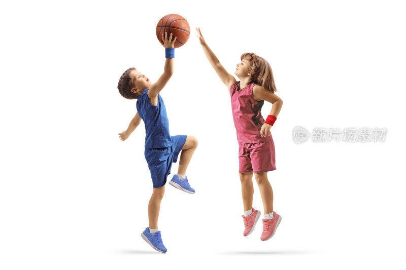 儿童跳跃争抢篮球画面