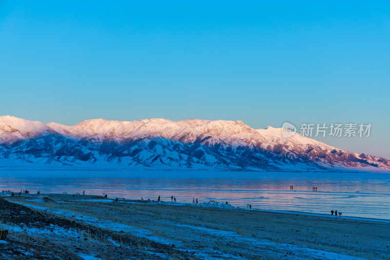 新疆冬季赛里木湖雪景雪山冰湖蓝冰日照金山