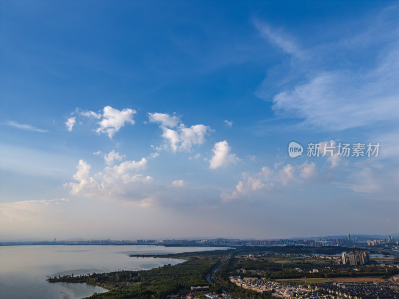 航拍滇池旁的昆明市城市风光