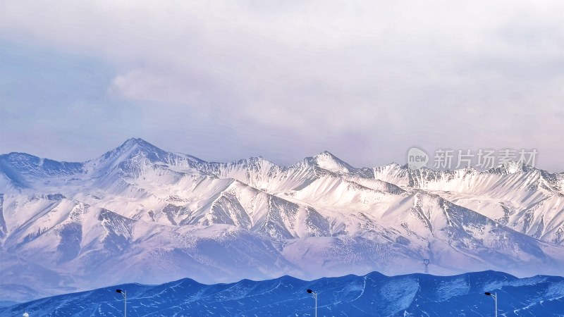 壮观的雪山远景