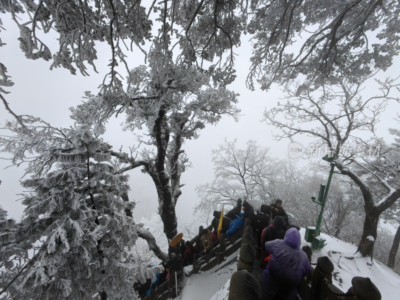 湖北武当山景区金顶冬季大雪登山游客