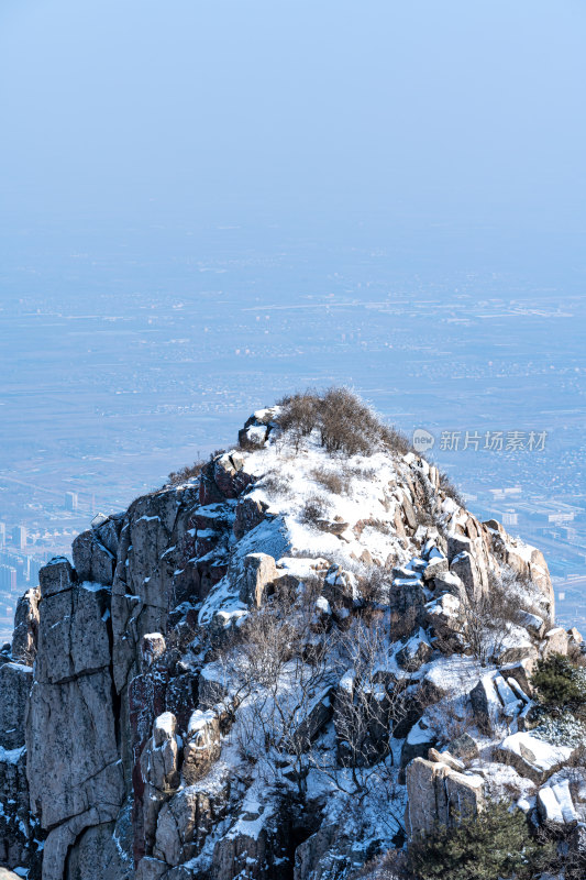 春雪后的泰安泰山风景区自然风光景点景观