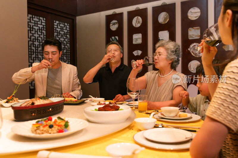 幸福家庭在餐厅用餐