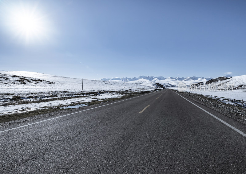 雪山旁的公路风景