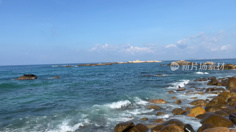 海南海滩海边礁石浪花