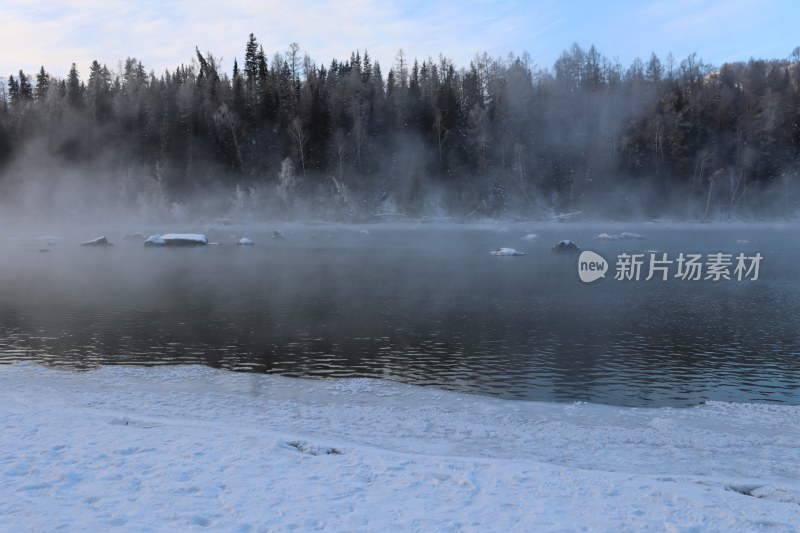 新疆喀纳斯湖/冬季暮色/水面雾气缭绕