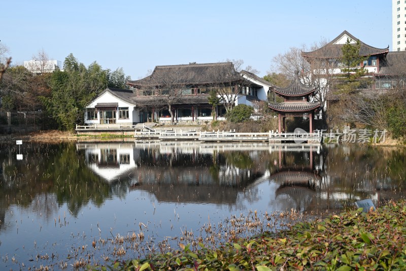 中式建筑湖畔风景