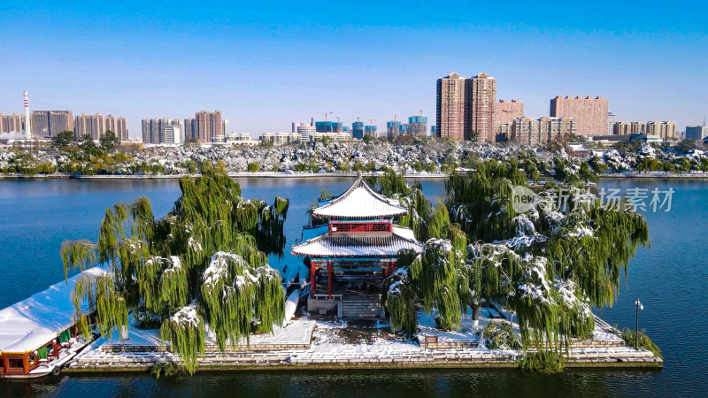 航拍山东济南大明湖5A景区雪景