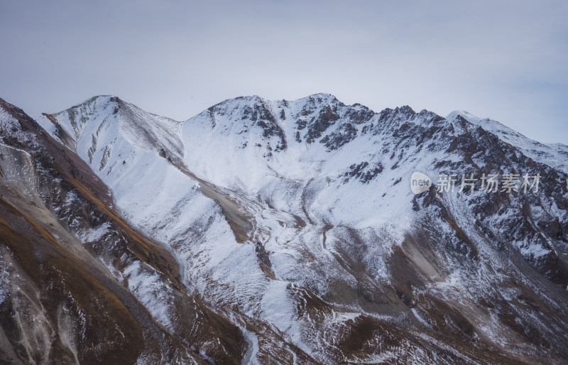 新疆天山山脉雪山山峰山脉