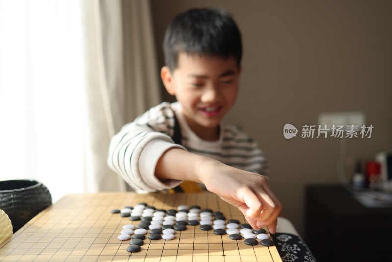 正在下围棋的中国小学生