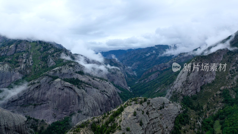 云雾缭绕的壮丽山脉景观