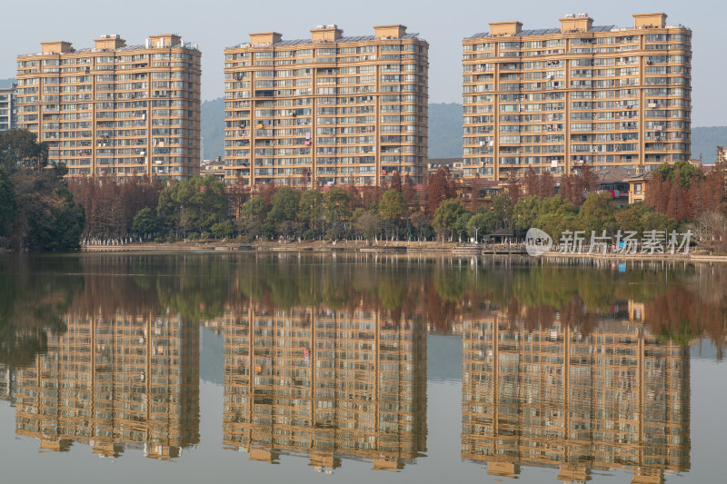 湖边高层住宅楼的倒影景观