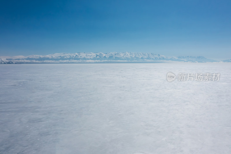 雪后冰封湖泊新疆塞里木湖