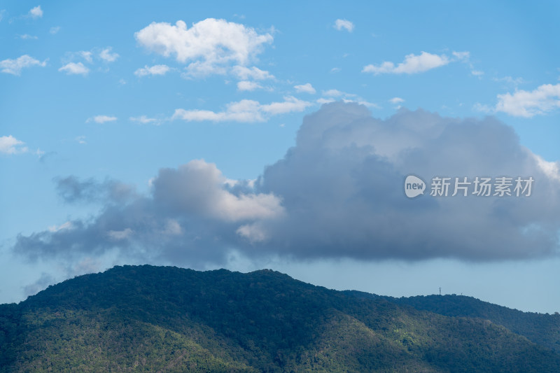 蓝天白云下的山峦景色