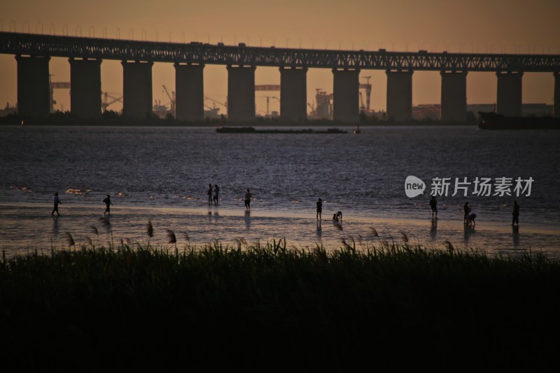 夕阳下的海岸边