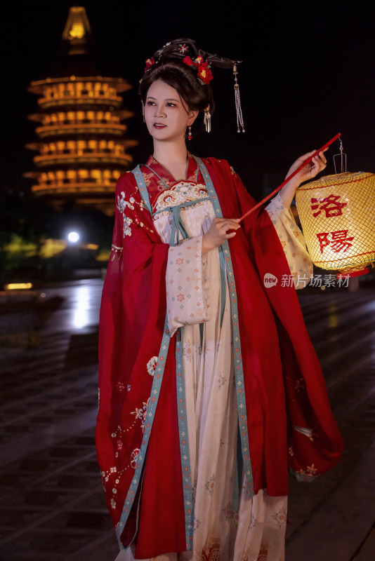 洛阳女子持灯着汉服夜景图