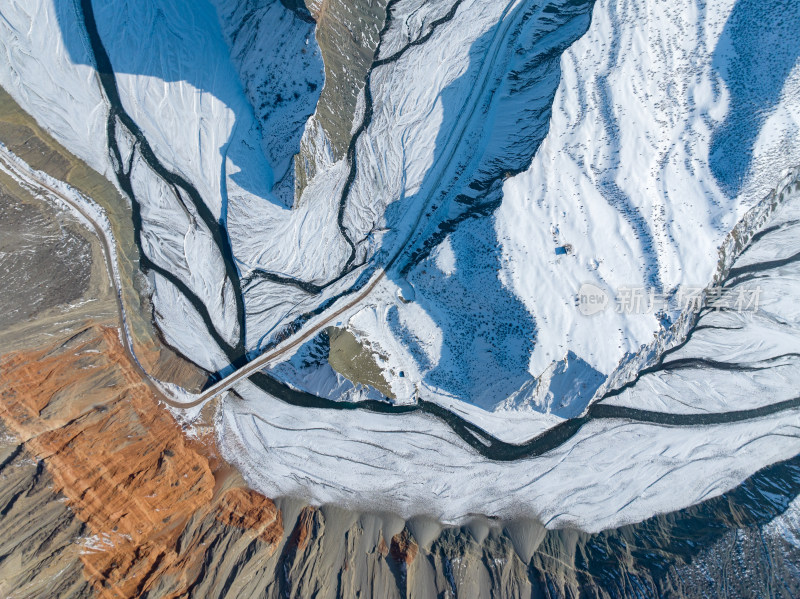 航拍新疆冬季安集海大峡谷雪景雪山山脉河流