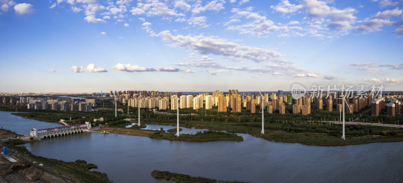 河堤河道旁风力发电机组城市风光自然风景