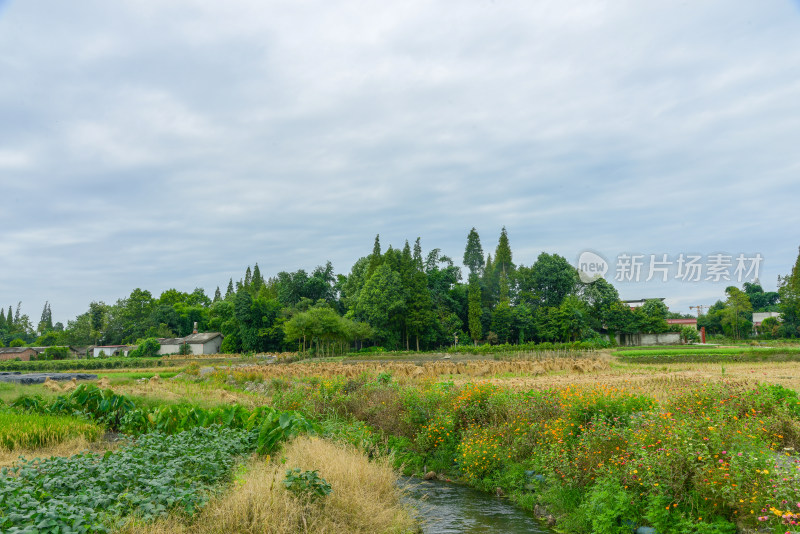 城郊自然景观与建筑