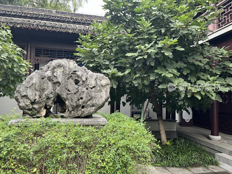 奇石庭院