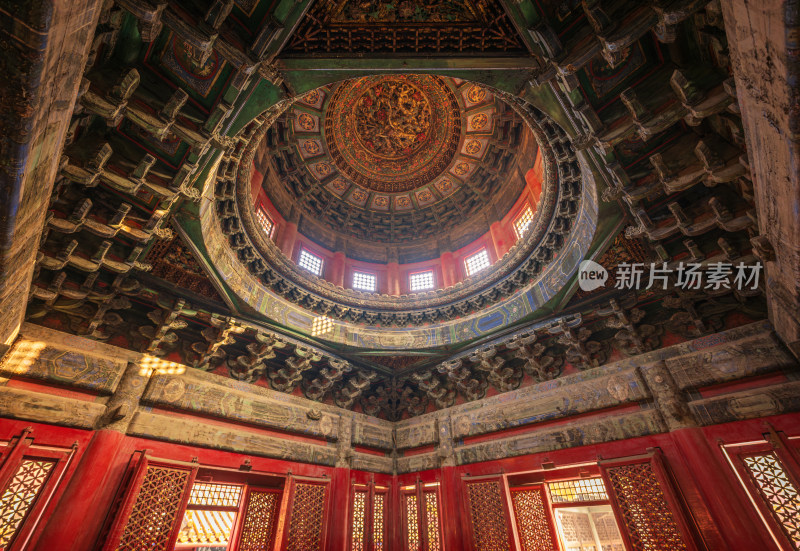 紫禁城故宫御花园万春亭蟠龙藻井光影光束