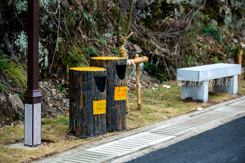 绿道上的生态仿木垃圾桶